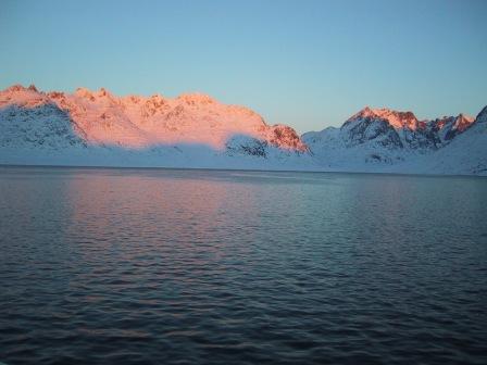 Solbeskinnede fjelde ved Kangaamiut